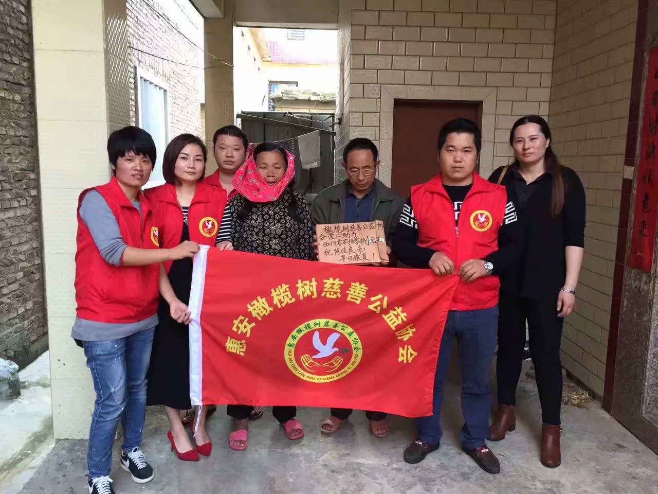 我的公益事业很简单，就是能帮到的人，我都会去帮，尽我所能，只希望小小的付出能够给社会带来一点点的改变，更希望人人都能多付出一点爱来关心说需要帮助的人。（作者: 张小玲）