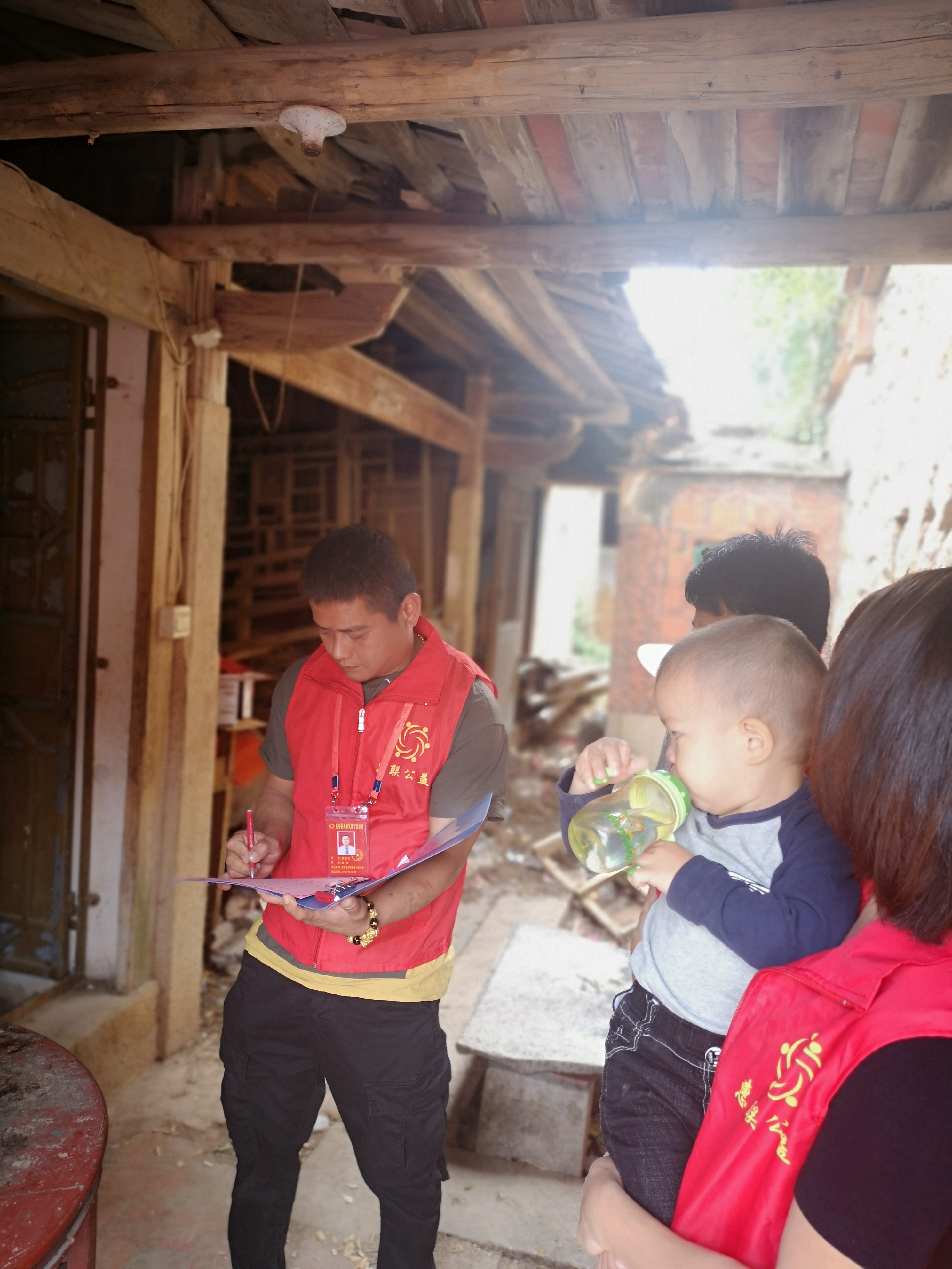 梁志方，惠安县惠联慈善公益协会会长，首创“爱心敲敲门”志愿行动是惠安县惠联慈善公益协会一项立足邻里，以日常生活关爱为主，持续化、常态化地开展碎片化服务的志愿服务，是积小善为大爱的温暖工程。

活动始于2019年5月5日第一期，充分发挥本土的就近志愿者、家庭志愿者资源的优势，立足邻里互助，以“一助一”或“多助一”的方式，为左邻右舍需要帮助的残疾人等困难家庭提供“四个一”服务的“爱心敲敲门”关爱...（作者: 梁志方）