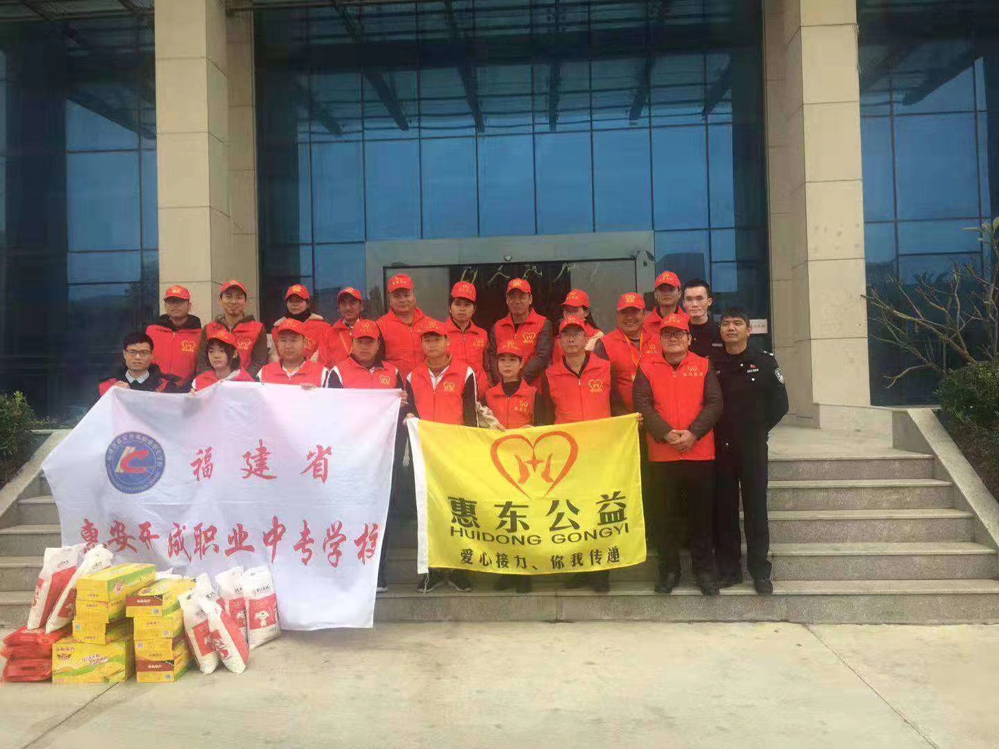 雷锋精神永世转承！激励中华儿女！不求回报！志愿帮助困难群体！不分高低贵贱！有困难的地方就有志愿者他们的身影！为中华女儿的志愿者们点赞！加油！！！[强][强][强]（作者: 王立志）