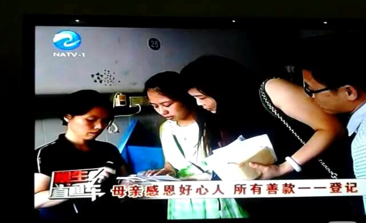 记得我们第一次为洪濑白血病患者送去筹款的时候，在去医院的路上，一直在想要说些什么，心里默默地在演练着，怕说错哪一句话而伤害到孩子幼小的心灵，总是想着怎样才能给他们力量。到了医院，看到孩子依然很开朗，丝毫不畏惧病痛，或者说，他还不知道迎接他的是各种化疗的痛苦。我默默的走出病房，在心里演练很多次的对话，都随着哽咽的泪水，咽了下去。。。。于是，那一刻，我决定永远加入海西公益的团队，有些决定，有些感动，...（作者: 黄顺玉）