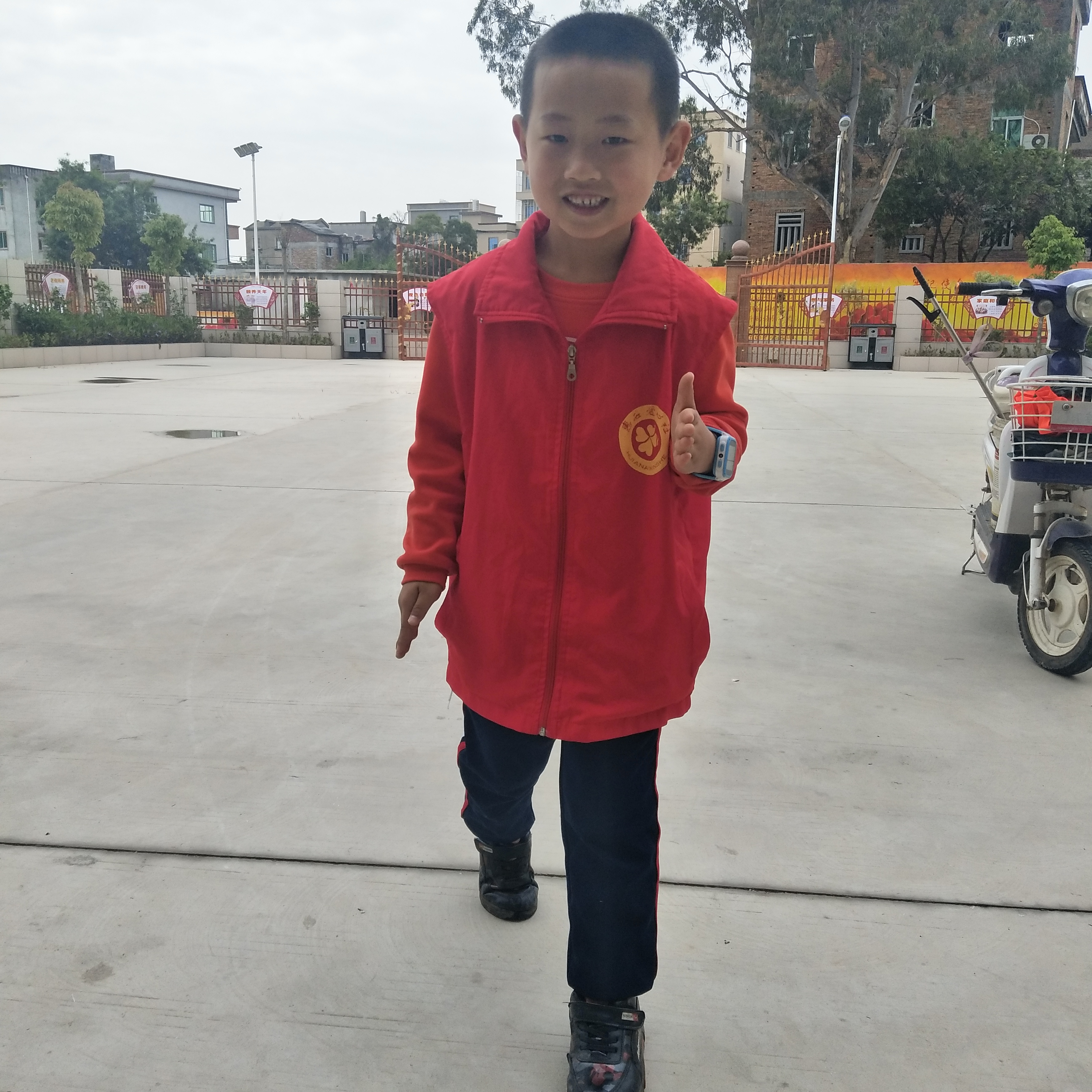 带娃去参加爱护老爷爷老奶奶，为她们检查身体，带他们玩游戏，孩子也从中懂得爱护照顾老爷爷老奶奶（作者: 何银珠）