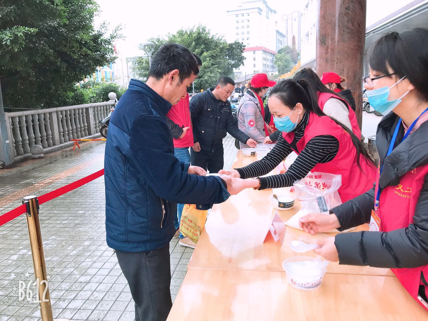 她是一名护士，曾在工作时帮患者垫付医药费，受到患者表达感恩之情的感谢信；她是一名志愿者，在单位、在社会上积极参与各项志愿服务，关爱特殊儿童、慰问孤寡老人、参加义诊活动、保护环境、文化义演……她常说“当有人需要帮助的时候，大家搭把手出份力，社会将会变得更加美好；我们要以实际行动践行“奉献、友爱、互助、进步”的志愿精神，书写新时代的雷锋故事。”中华文明，博大精深，历史悠久，源远流长，“德不孤，必有邻...（作者: 曾雅萍）