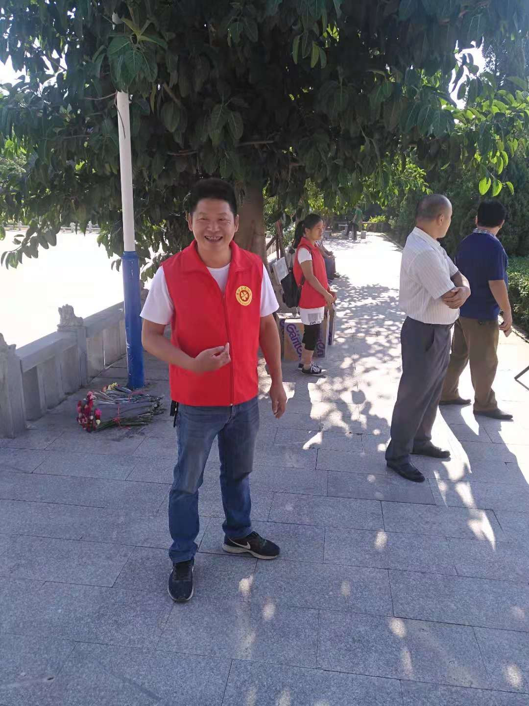 志愿者！在我还没走进来的时候满脑子空白，之前，经常看到我同学发朋友圈，晒图片，在一次同学聚会中，我问我同学，像现在有人问我一样，我可以参加吗？参加需要什么吗？…………换来了一句话“不用，只要有时间，用心去做”。
      这么简单的答案让我走了进来，常言道“不忘初心，方得始终”，公益的路上也不免有些…………
     记得第一次参加活动的是大爱惠安，当身穿红马甲的志愿者们来到活动现场分工有...（作者: 曾志昆）