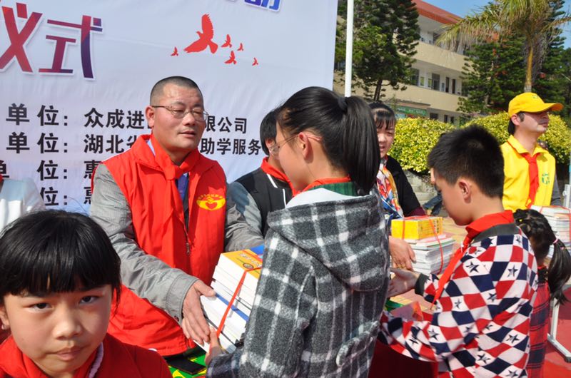 提起余学军，惠安公益界大多数人都会竖起大拇指。这个默默奉献、不图名利的好心人，已然成为人们学习的榜样。

“我不太会说话。我只是实实在在做一点事。”不善言辞的他，面对记者的访问，亦只有寥寥数语。“其实，很多好事做起来并不难，只是别人没去做，而我做了。”

余学军是一名普通的加油站员工。十多年来，这个老实憨厚的好心人几乎所有的业余时间都花在公益事业上。

2016年6月13-14日，为...（作者: 余学军）