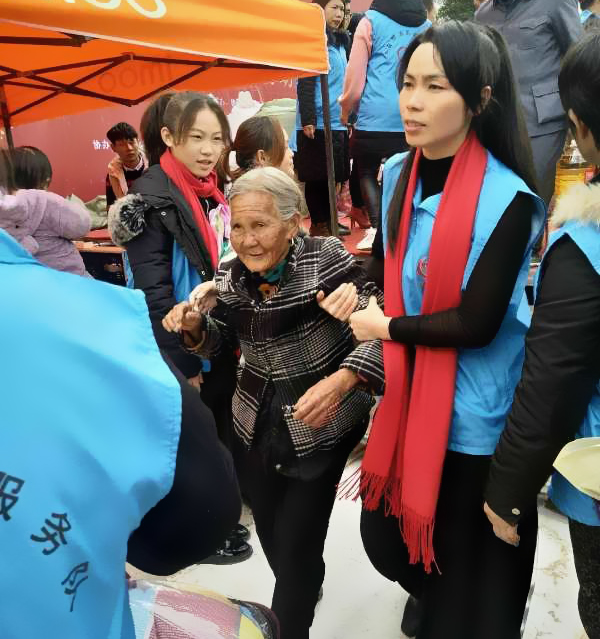 我出生于农村家庭，在和邻里和睦相处，乐于助人的父母影响下，从小我就有一种看到别人受苦自己就难受，愿意用自己微博的力量帮助别人的情怀。
        2013年，我有幸加入了“兰花草”公益团队，成为一名光荣的志愿者，从此我可以和伙伴们一起做更多能帮助人的事，面前，我们已经是一个近千人的团队了，我们出现在有需要的各个角落；协助政府部门创建卫生县城；在瓷都广场设立救助站；经常给贫困家庭送米送油；每...（作者: 张春燕）