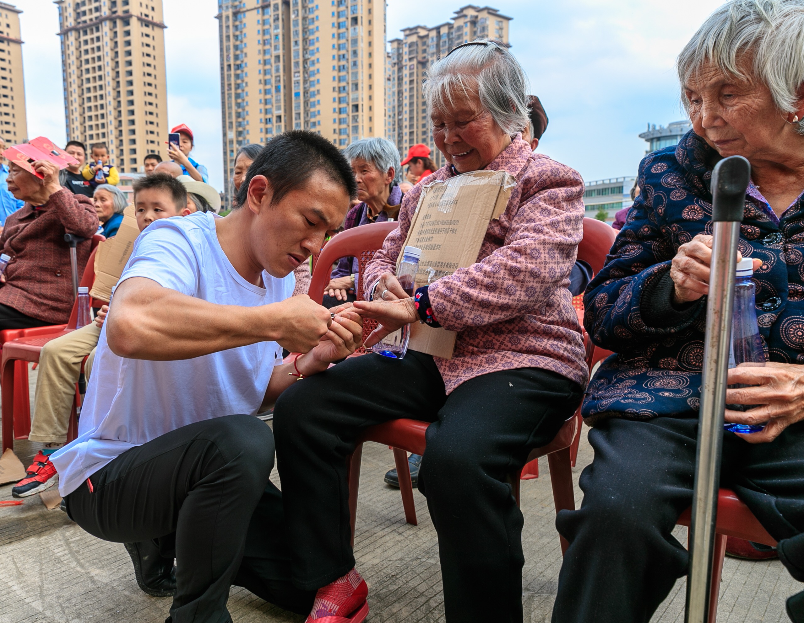 儿时受父母教育，从小养成与父老乡亲的邻里和睦。曾多次想起儿时常问候的几句简单语言:“您吃饭了吗？您在忙什么？累了吧，我来帮您。有什么可以帮得上忙的吗？”儿时的影响让我走出社会以后与公益结缘。

最初是给省外的偏远山区留守儿童和残疾贫困户捐献款项及物资，尽点微薄之力；之前对于周边的长期乐于环保及放生。

我的公益有些广泛，例如:帮助留守儿童和残疾人士或贫困户捐款捐物、社区垃圾分类、城市引路...（作者: 周晋泰）