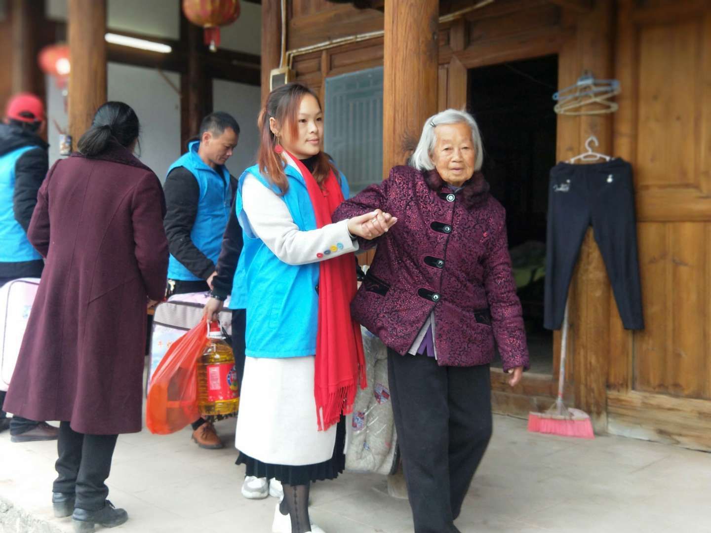 一位普普通通的幼儿园老师，一位善良活泼开朗的幼儿园老师，一位对父母很孝顺的幼儿园老师，一位长期坚持走在公益路线的幼儿园老师。她就是福建省爱心帮扶公益协会兰花草志愿服务中心、德化县兰花草志愿服务队的黄彩珍老师。
       她坚持公益的一个原则就是不忘初心，贵在她的坚持。每一场活动她都能够用她的真心笑容跟心声，来感染每一位需要帮忙的人，让受帮扶的人从内心的感受到这个社会处处有爱给他们带来的生活...（作者: 黄彩珍）