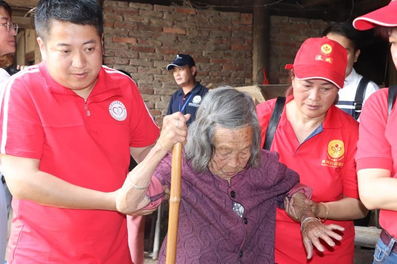 “对人来说，最大的快乐，最大的幸福就是把自己的精神力量带给他人。”公益路上，他不仅是爱的奉献者，更是爱的呼唤者；他不仅用自己的双手去阐释爱的方式，更用爱的精神感召着一个又一个爱心志愿者。他，就是德化县兰花草志愿服务队的队长，郭建家。
公益路上，不忘初心，走到哪里就把爱的种子传播到哪里。郭建家在北京时参加了兰花草公益组织，公益如同菩提的种子，在他心里扎了根。2012年回到家乡德化，他把心里的种子...（作者: 郭建家）