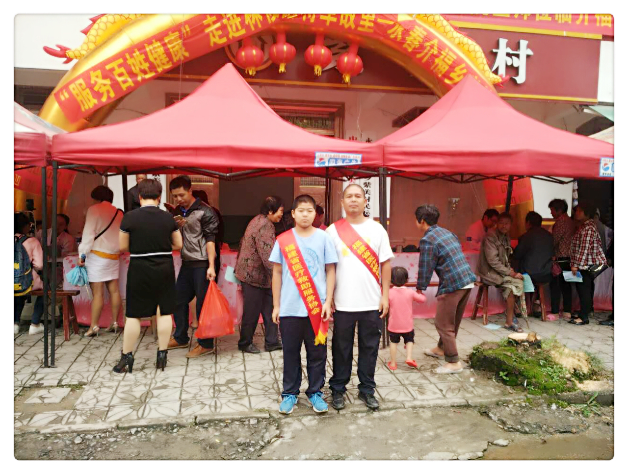 我叫余慈义，来自永春县桃城镇洋上村的一位晋通的农民，也是永春慈义公益志愿者服务队负责人！‘慈 义’：一一一(慈善义工服务队)
      很多人问我“你总是在做公益志愿者，有挣钱了没有？通过做公益志愿者活动，你最终得到了什么吗？”
答：“得到了很多。”
他们再问：“那您们做公益志愿者是挣到了名和利了吗？
我又说：“我可以告诉你我他失去的东西：我们失去了愤怒、纠结、狭隘、挑剔和指责、悲观和...（作者: 余慈义）