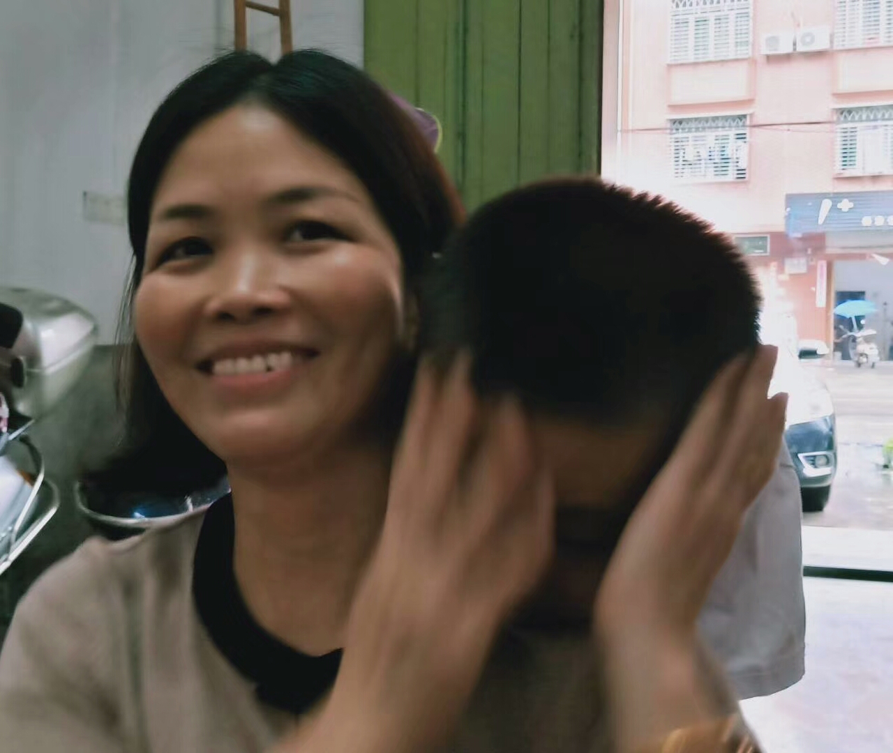 在我们大爱慈善队中有一个心有大爱的美和妈妈。这是一个帮扶关于一个有问题家庭的问题孩子林文钦的故事（其父亲是个酒鬼，常年不管孩子；母亲因为精神分裂，现在住在安康医院）......
2019年6月1日这一天，是美和妈妈把小文钦带在身边整一个月了。
时间很快，之前有各种生活陋习的小文钦在美和妈妈一点一点的引导下。小文钦的生活、学习习惯和整个人的状态有了极大的改善，变得很开朗活泼，又积极上进，同时能...（作者: 林美和）